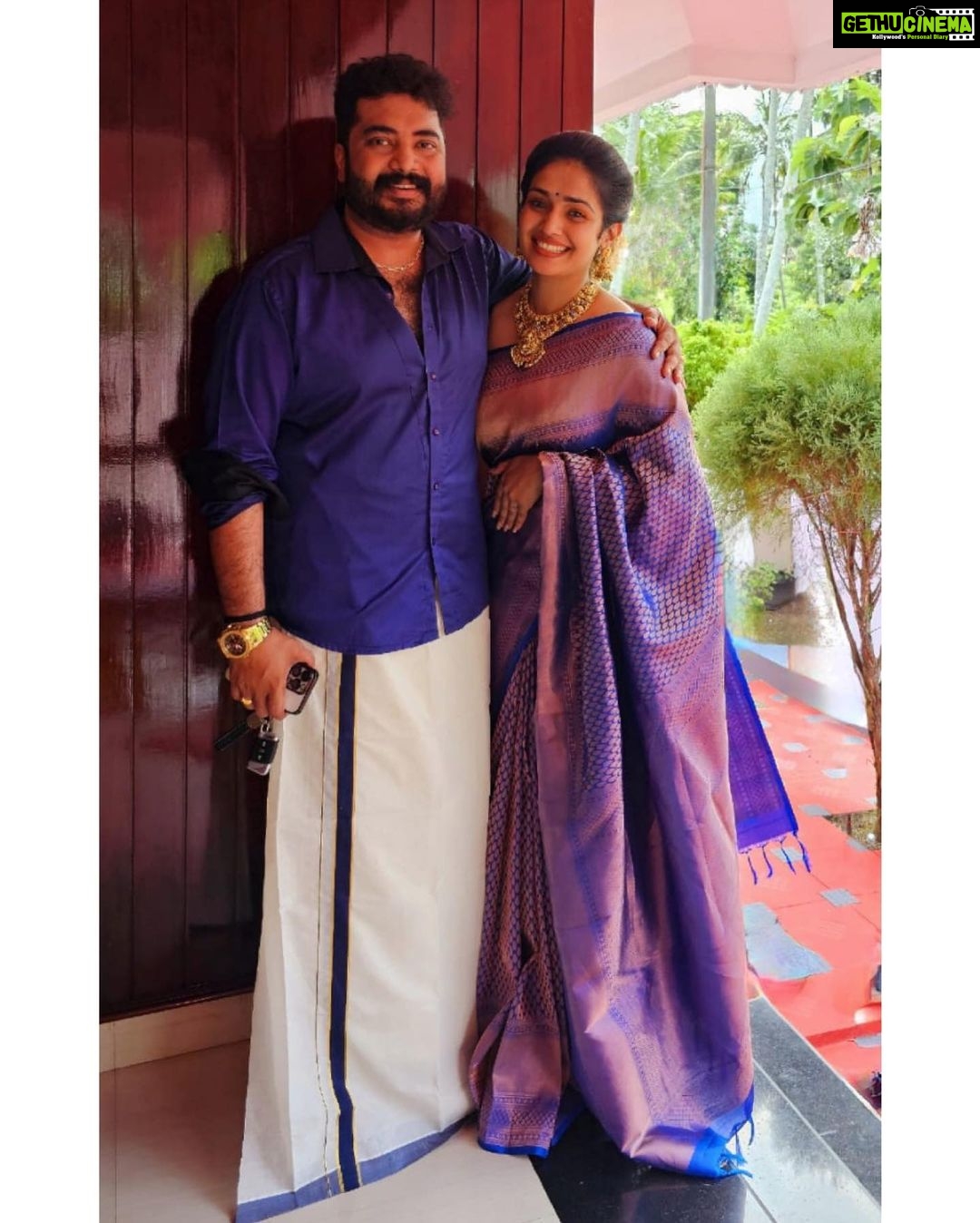 Vidhya Mohan Instagram - ❤️❤️. Jewellery : @parakkat_jewels #happy #smile #purple #sari #sleeve #happybirthday #happynewyear #happyday #smiles #happyhour #happyholidays #happydog #happylife #happyhalloween #happyfriday #happysunday #happyeaster #happytime #happymothersday #happygirl #behappy #happyplace #happyme #happymonday #happyvalentinesday #happybirthdaytome #100happydays #happydays #aniversario #plantsmakepeoplehappy . Kochi, India