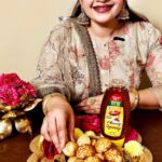Vidyulekha Raman Instagram - Delicious and healthy *Paniyarams*, made out of 100% pure @daburhoneyofficial . As a healthy substitute for Sugar, Dabur honey adds taste and flavour and also helps in weight management. 🍯 This Pongal, do try these Paniyarams with a healthy twist of Dabur Honey at your home #SweetMomentsWithDaburHoney #Pongal #Pongal2023 #PongalWishes #HappyPongal #HappyPongal2023 #Celebration #PongalCelebration #PongalFood #PongalKolam #Paniyarams #DaburHoney #StayHealthyStayFit #StayFitFeelYoung #DaburHoneyAlways #StayFitwithDaburHoney #OptforNatural #SayNoToSugar
