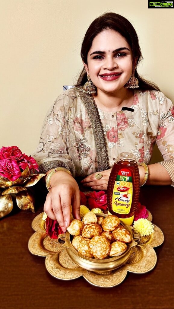 Vidyulekha Raman Instagram - Delicious and healthy *Paniyarams*, made out of 100% pure @daburhoneyofficial . As a healthy substitute for Sugar, Dabur honey adds taste and flavour and also helps in weight management. 🍯 This Pongal, do try these Paniyarams with a healthy twist of Dabur Honey at your home #SweetMomentsWithDaburHoney #Pongal #Pongal2023 #PongalWishes #HappyPongal #HappyPongal2023 #Celebration #PongalCelebration #PongalFood #PongalKolam #Paniyarams #DaburHoney #StayHealthyStayFit #StayFitFeelYoung #DaburHoneyAlways #StayFitwithDaburHoney #OptforNatural #SayNoToSugar
