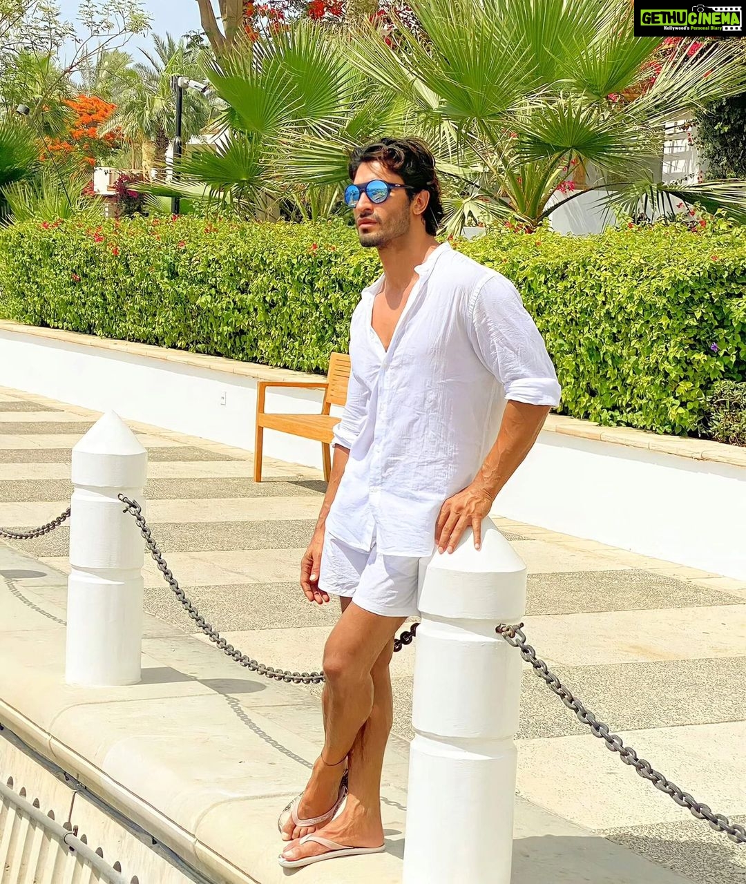 Vidyut Jammwal Instagram - Today's thought.. Ocean separates lands, not souls - Munia Khan