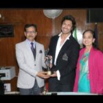 Vidyut Jammwal Instagram - Back to school.. Training with the “Seeds of the new Breed“ Practiced the “Art of Detachment“ - Presented my prestigious @filmfare trophy to my school. #ITLVJ can you count the number of pushups? #APSDagshai #ArmypublicSchool #FilmfareAward