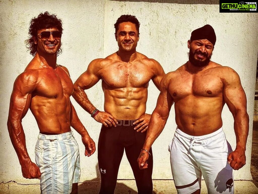 Vidyut Jammwal Instagram - Posted @withregram • @hrishantg5 Tanning with the boys…. Location palm beach terrace #instagram #instagood #instafit #instamood #tanningwiththeboys #believe #hrishantgoswami #mood #train #sun #trainhard #friday #mood #nevergiveup #action #tanning #mumbai #instagram #instagood #instafit #instamood #tanningwiththeboys #believe #hrishantgoswami #mood #train #sun #trainhard #friday #mood #nevergiveup #action #tanning #mumbai