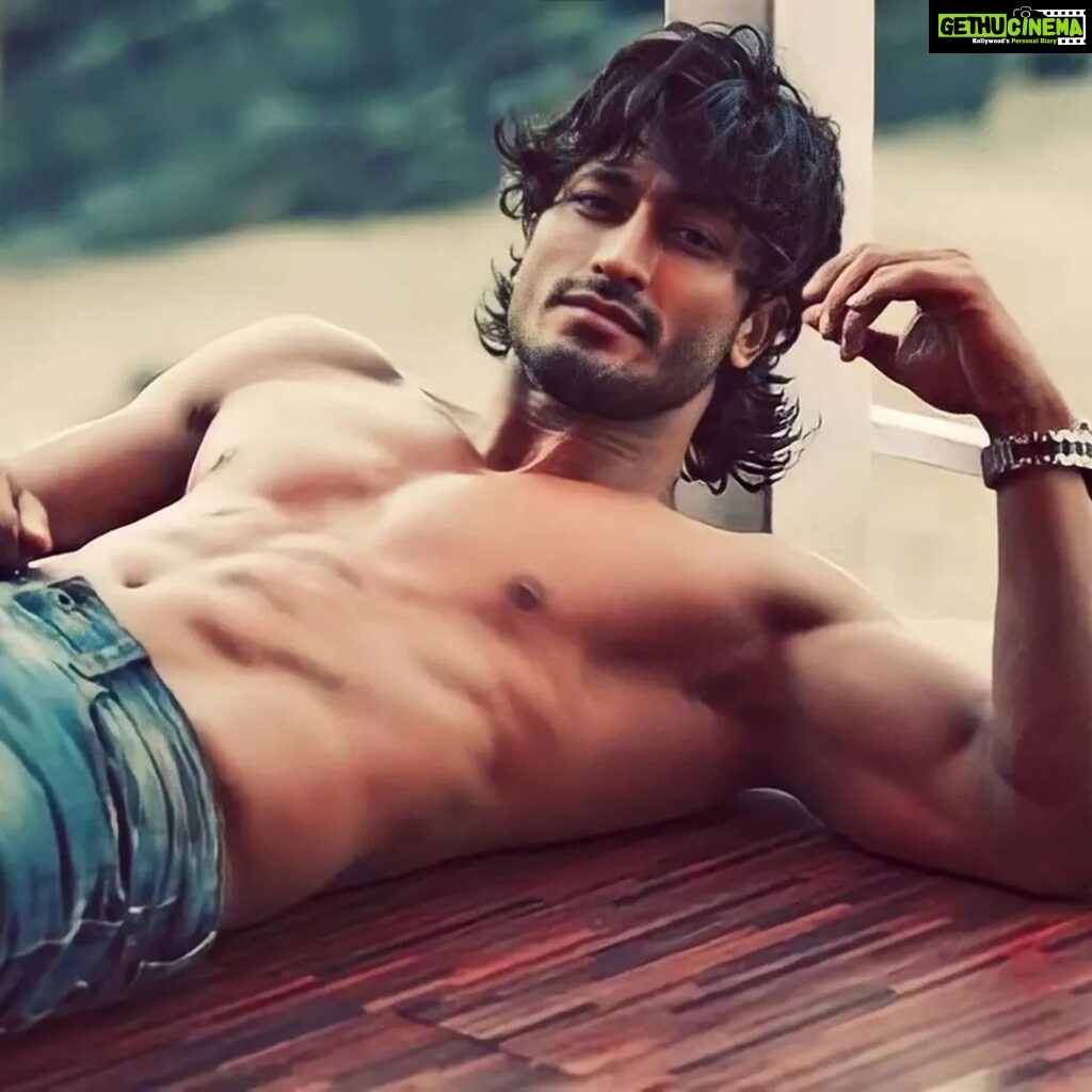 Vidyut Jammwal Instagram - HANDS UP if you're having a #HappyThursday🎉🎉 #Repost @scoopwhoop with @let.repost • • • • • • Thirst-day yet? @mevidyutjammwal 🥰