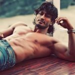 Vidyut Jammwal Instagram – HANDS UP if you’re having a #HappyThursday🎉🎉

#Repost @scoopwhoop with @let.repost 
• • • • • •
Thirst-day yet? @mevidyutjammwal 🥰
