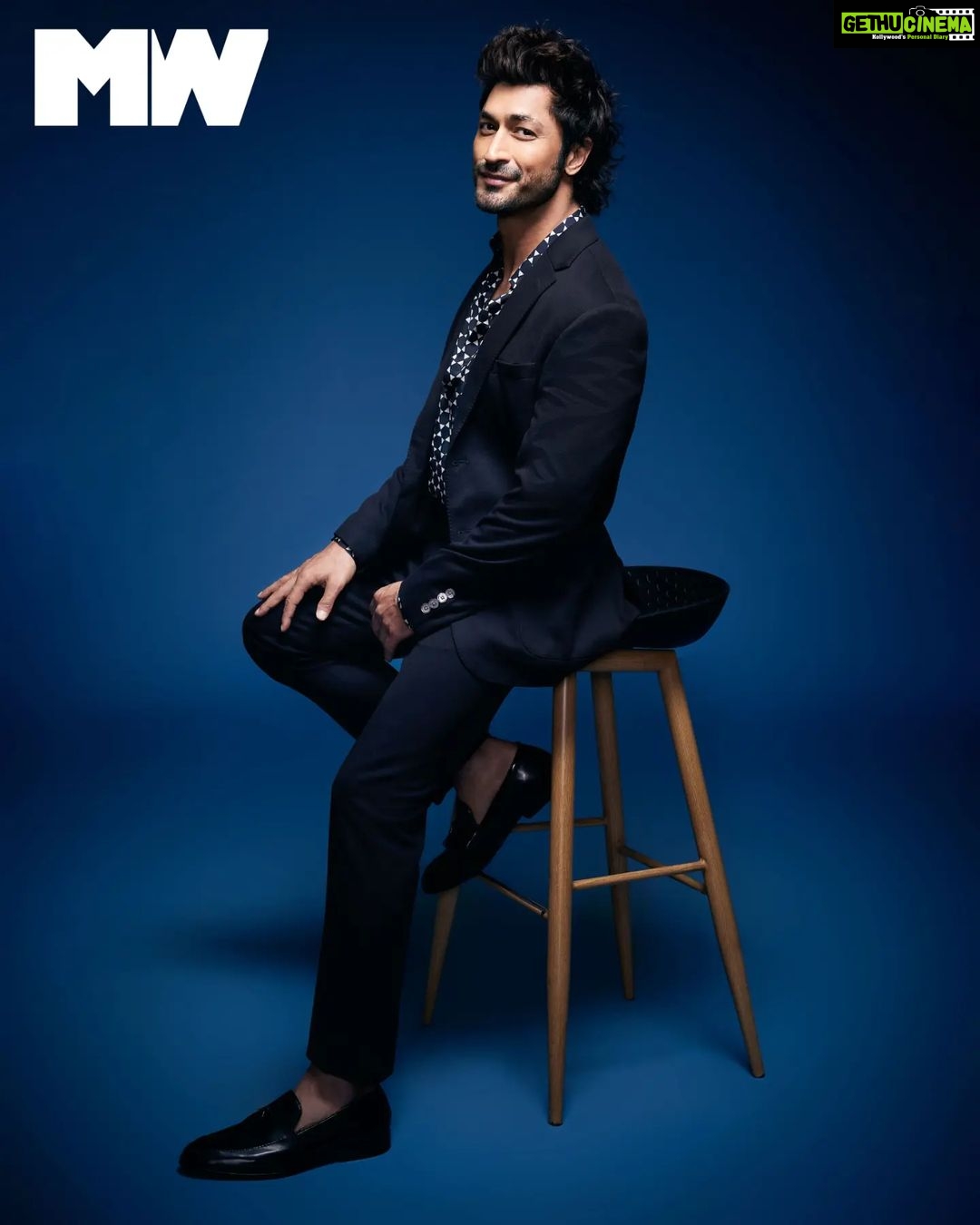 Vidyut Jammwal Instagram - Merry Christmas and a Happy New Year. . . . @mansworldindia Photographer: Rohit Gupta @rohitguptaphotography Fashion Editor : Neelangana Vasudeva @neelangana Brand Director: Noha Qadri @nohaqadri @rarerabbit_in @scotteyewear