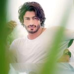 Vidyut Jammwal Instagram - HANDS UP if you're having a #HappyThursday🎉🎉 #Repost @scoopwhoop with @let.repost • • • • • • Thirst-day yet? @mevidyutjammwal 🥰