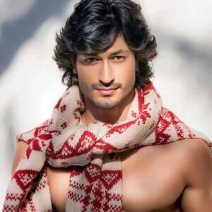 Vidyut Jammwal Instagram - HANDS UP if you're having a #HappyThursday🎉🎉

#Repost @scoopwhoop with @let.repost 
• • • • • •
Thirst-day yet? @mevidyutjammwal 🥰