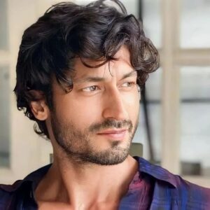 Vidyut Jammwal Instagram - HANDS UP if you're having a #HappyThursday🎉🎉

#Repost @scoopwhoop with @let.repost 
• • • • • •
Thirst-day yet? @mevidyutjammwal 🥰