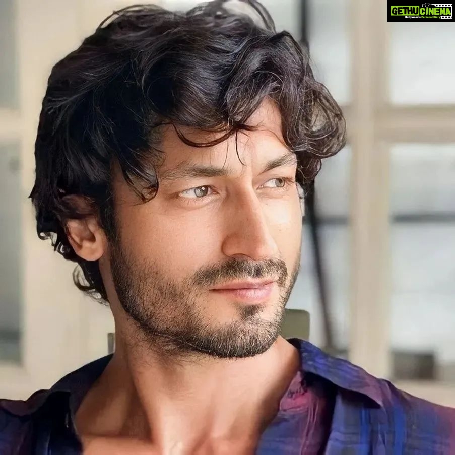 Vidyut Jammwal Instagram - HANDS UP if you're having a #HappyThursday🎉🎉 #Repost @scoopwhoop with @let.repost • • • • • • Thirst-day yet? @mevidyutjammwal 🥰