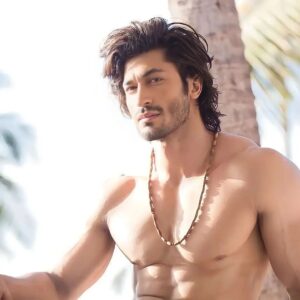 Vidyut Jammwal Instagram - HANDS UP if you're having a #HappyThursday🎉🎉

#Repost @scoopwhoop with @let.repost 
• • • • • •
Thirst-day yet? @mevidyutjammwal 🥰