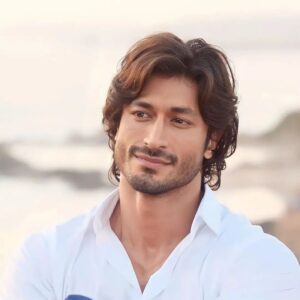Vidyut Jammwal Instagram - HANDS UP if you're having a #HappyThursday🎉🎉

#Repost @scoopwhoop with @let.repost 
• • • • • •
Thirst-day yet? @mevidyutjammwal 🥰
