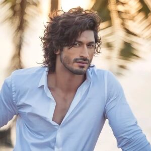Vidyut Jammwal Instagram - HANDS UP if you're having a #HappyThursday🎉🎉

#Repost @scoopwhoop with @let.repost 
• • • • • •
Thirst-day yet? @mevidyutjammwal 🥰
