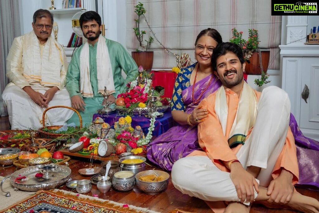 Vijay Deverakonda Instagram - Festivals with family ❤️ Happy Ganesh Chaturthi to you all.
