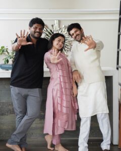 Vijay Deverakonda Instagram - So much happening todayyyy,

1) Happy Independence Day to all of us ❤️

2) with these darlings because 5 years of #GeethaGovindam :)))

3) All set for #Kushi Music Concert ❤️
