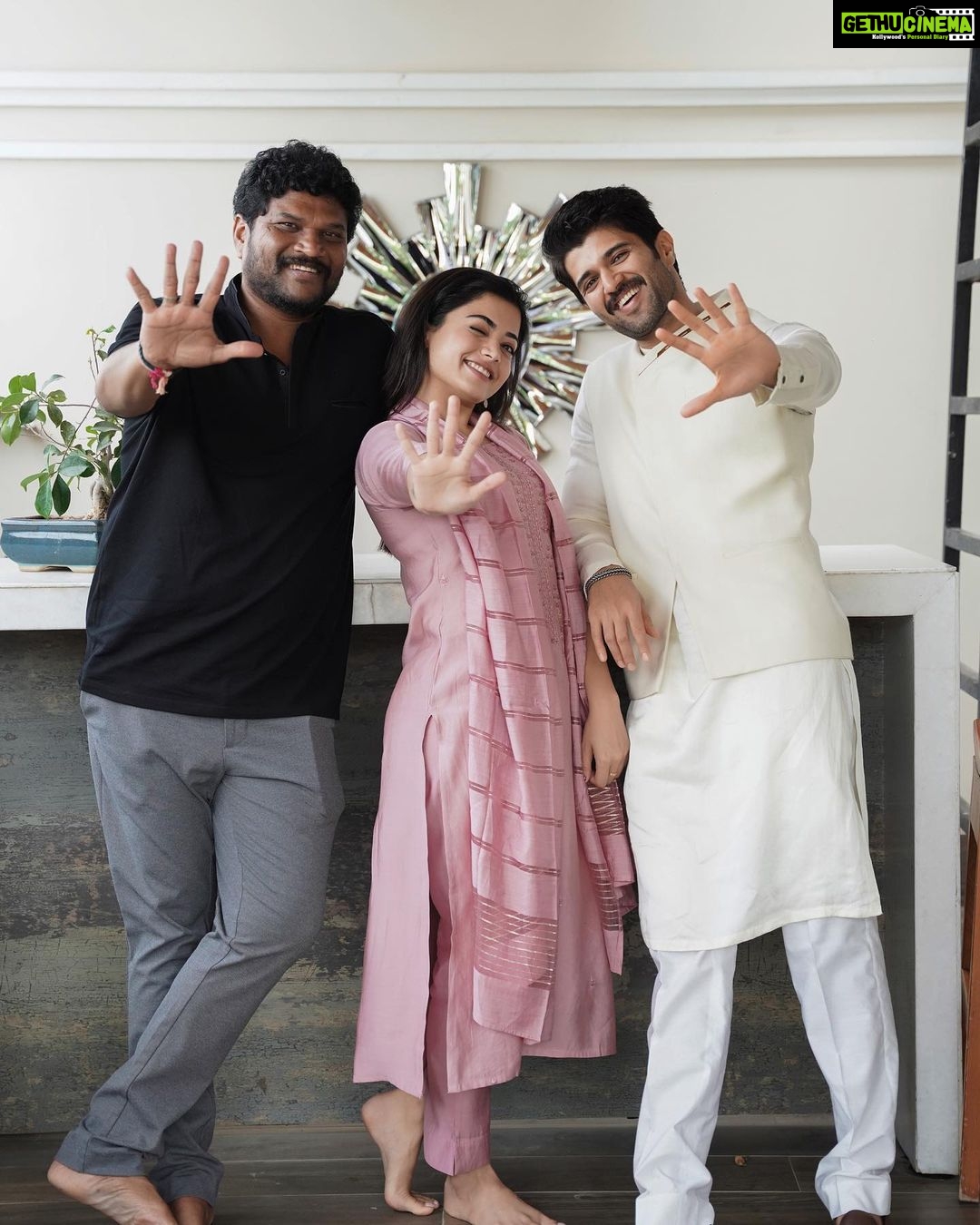Vijay Deverakonda - 2.4 Million Likes - So much happening todayyyy,
1) Happy Independence Day to all of us ❤️
2) with these darlings because 5 years of #GeethaGovindam :)))
3) All set for #Kushi Music Concert ❤️