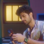 Vijay Deverakonda Instagram - From taking my pawsome playtime seriously to being dramatic about my subtle love for sushi watch me #BeBoth with @fastrackworld. #Fastrack #Fastrackworld