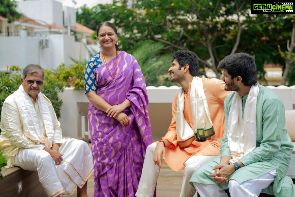 Vijay Deverakonda Instagram - Festivals with family ❤️ Happy Ganesh Chaturthi to you all.