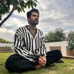 Vijay Deverakonda Instagram - Kushi 🖤🤍 Just 4 days to Goooo!