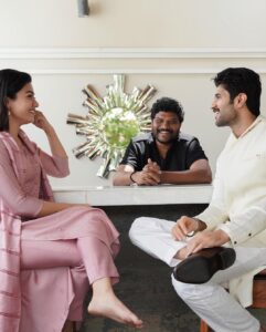 Vijay Deverakonda Instagram - So much happening todayyyy,

1) Happy Independence Day to all of us ❤️

2) with these darlings because 5 years of #GeethaGovindam :)))

3) All set for #Kushi Music Concert ❤️
