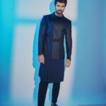 Vijay Deverakonda Instagram – #Kushi Trailer Launched ❤️
Link in Bio.

Outfit: @unitbyrajatsuri 
Styling: @harmann_kaur_2.0 
Shot by @arifminhaz