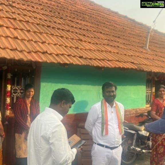 Vijay Vasanth Instagram - Door to door campaigning for our @INCIndia candidate Shri. Shreyas Patel in Holenarasipur assembly constituency. #KarnatakaAssemblyElection