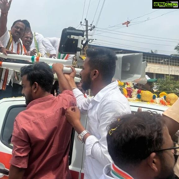 Vijay Vasanth Instagram - Campaigning for Kadur assembly @INCIndia Shri. Anand. With every passing day of campaign the winning prospects of our candidates are getting better and better. #CongressForProgress #KarnatakaAssemblyElection2023
