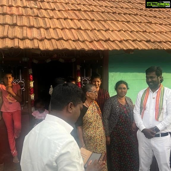 Vijay Vasanth Instagram - Door to door campaigning for our @INCIndia candidate Shri. Shreyas Patel in Holenarasipur assembly constituency. #KarnatakaAssemblyElection