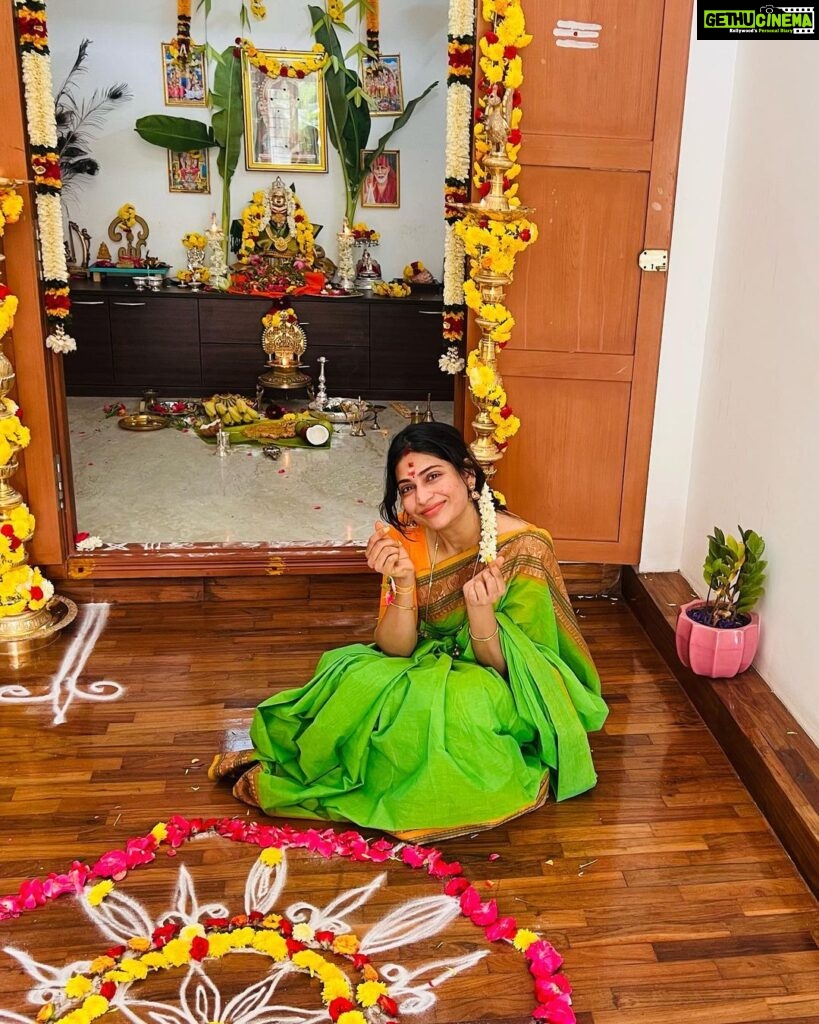 Vijayalakshmi Instagram - High on vibes 🫰 #varalakshmivratham #celebratinglife #goodmorning 🤍🤗