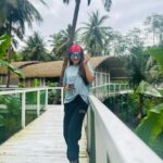 Vijayalakshmi Instagram - Of all the clothes I packed, only roaming around in his tee 🤪 #hubstee #comfystyle #vacaymode #hippiesoul