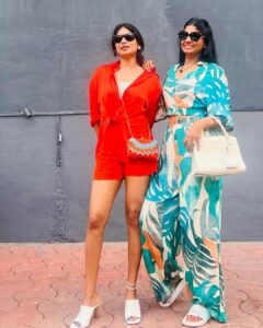 Vijayalakshmi Instagram - Laughters and giggles! Headaches and heartbreaks Missings and blessings Bit of childhood and Plenty of adulthood gossips and confessions.. Fuck ups and follow ups Bruh.. How much can you 3 talk? You know it’s not enough when the conversations continue in a group call, the way back home! I miss living with you two 🤍 @kanithiru10 @niranjani_ahathian #sistersquad #besties