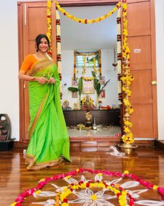 Vijayalakshmi Instagram - High on vibes 🫰
#varalakshmivratham #celebratinglife 
#goodmorning 🤍🤗