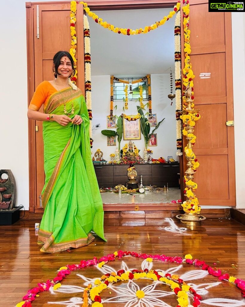 Vijayalakshmi Instagram - High on vibes 🫰 #varalakshmivratham #celebratinglife #goodmorning 🤍🤗