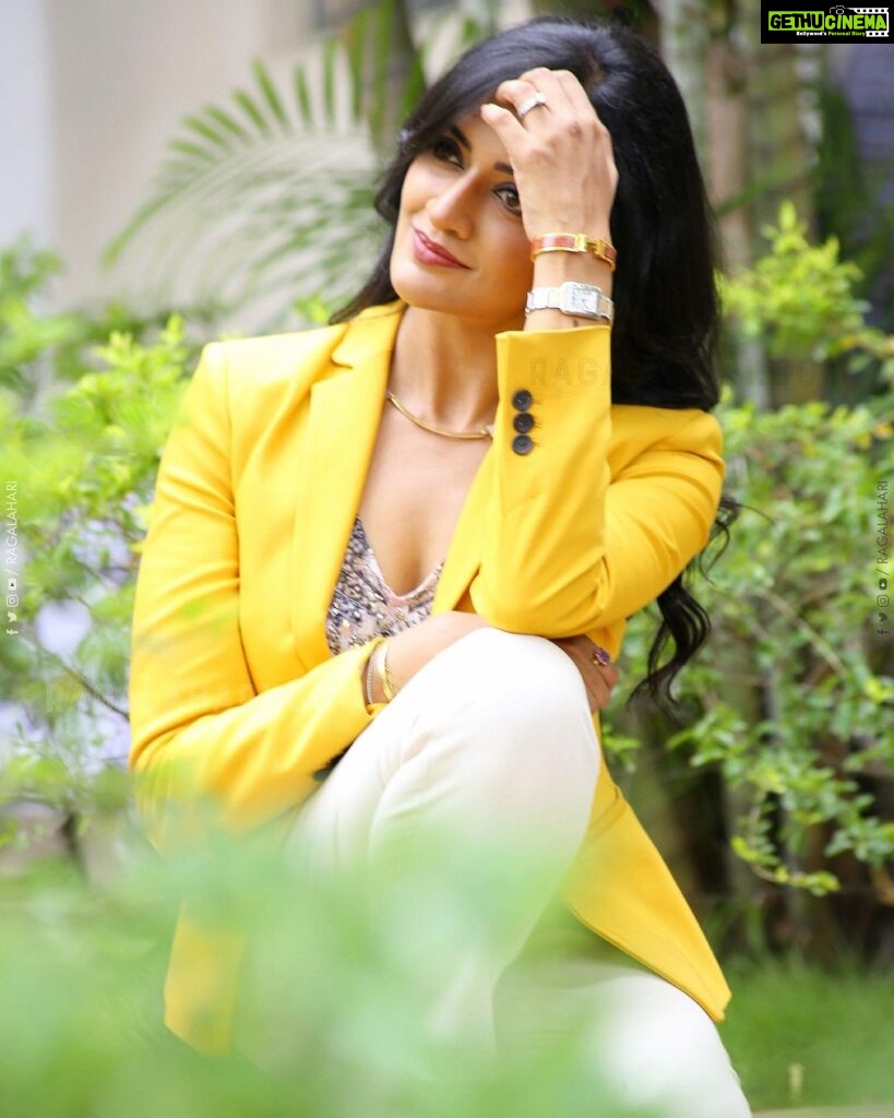 Vimala Raman Instagram - 🌻 Live life in warm yellows 🌻💛✨ . . . #backtoback #release #work #lovemyjob #movies #cinema #asvins #asvinspressmeet #tamil #telugu #hyderabad #yellow #myfavorite #style #fashion #picoftheday #actor #actorslife #actress #vimalaraman