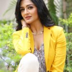 Vimala Raman Instagram – 🌻 Live life in warm yellows 🌻💛✨
.
.
.
#backtoback #release #work #lovemyjob #movies #cinema #asvins #asvinspressmeet #tamil #telugu #hyderabad #yellow #myfavorite #style #fashion #picoftheday #actor #actorslife #actress #vimalaraman