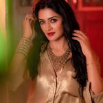 Vimala Raman Instagram - Shine bright like a diamond 💎❤️ And to the team that always make me shine bright 😘🫶🏽❤️ Shoot organised by @rrajeshananda #photographer @camerasenthil #makeupartist @makeupibrahim #hairstylist @hairstylists_vijayaraghavan @yasinhairstylist . . . #new #latest #photography #photoshoot #shoot #chennai #fashion #style #glitz #glam #glamourous #hot #gold #shine #shirt #love #cinema #movie #instagood #explore #actor #actress #vimalaraman