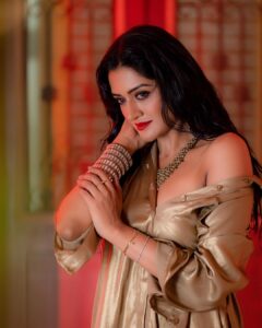 Vimala Raman Instagram - Escape the ordinary 💫✨

Now back with my most loving family of talent 😘❤️🥰🙏🏻
#photographer - @camerasenthil
#makeup - @makeupibrahim
#hair - @hairstylists_vijayaraghavan
@yasinhairstylist 
Shoot Organised by @rrajeshananda
.
.
.
#latest #photoshoot #shoot #chennai #fashion #style #love #glamour #hot #glam #glitz #gold #golden #july #new #team #actor #actress #indiancinema #cinema #movie #explore #instagood #vimalaraman