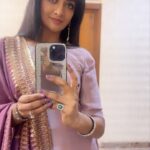 Vimala Raman Instagram - For all the #mirrorselfie lovers ❤️‍🔥🪞😎 . . . #reels #reelsinstagram #reelitfeelit #trendingreels #trendingsongs #trendingnow #mirrorpic #mirror #outfit #explore #keepitreal #selfie #just #trend #whynot #shooting #movie #cinema #film #actor #actress #vimalaraman