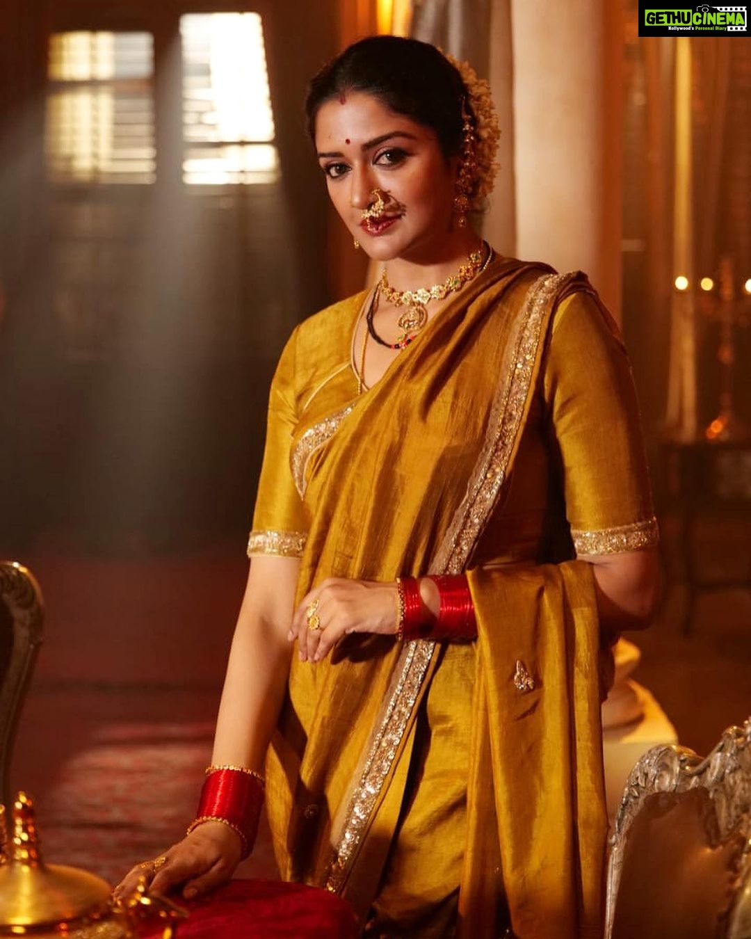 Vimala Raman Instagram - ‘In the right light, at the right time, everything looks extraordinary!’ ✨💥#aaronrose #stylist @aayeshaa.mariam #makeupartist @narasimhamakeupartist #hairstylist @raghavacharyramoju . . . . . #rudrangi #movie #cinema #telugu #period #historical #look #favourite #royal #styledbyayesha #style #indianwear #traditional #exploremore #explore #saree #fashion #lighting #light #photography #set #best #actor #actress #vimalaraman