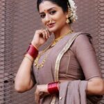 Vimala Raman Instagram - ‘People will stare, make it worth their while’ - #tomford 😉😎🪷🩶🤎 #stylist #styledbyayesha @aayeshaa.mariam 😘❤️ #makeupartist @narasimhamakeupartist #hairstylist @raghavacharyramoju . . . #rudrangi #regal #royal #period #film #movie #cinema #telugu #new #look #indianoutfit #traditional #classic #love #lovemyjob #instagood #actor #actress #vimalaraman