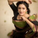 Vimala Raman Instagram – ‘The eyes have one language everywhere’ 👀 🖤 #georgeherbert 

And ofcourse thank you to my #family #team 😘❤️🙏🏻
#photographer @camerasenthil 
#makeupartist @makeupibrahim 
#hairstylist @hairstylists_vijayaraghavan @yasinhairstylist 
#styling @ivalinmabia 
#organisation @rrajeshananda 😘
.
.
.
#new #latest #photoshoot #shoot #festival #season #traditional #saree #black #indianfashion #fashion #style #love #silk #weekend #actor #actress #vimalaraman