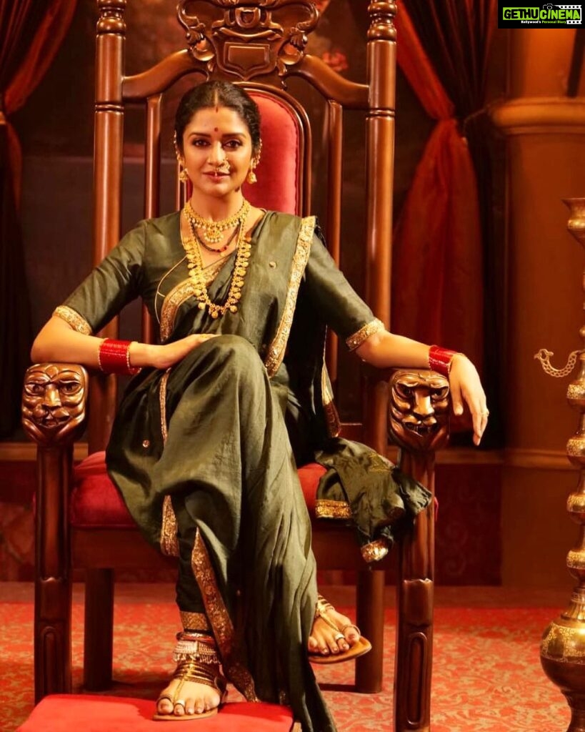 Vimala Raman Instagram - 💚 Elegance is timeless ✨ . . . #stylist @aayeshaa.mariam 😘❤️🫶🏽 #mua @narasimhamakeupartist #hairstylist @raghavacharyramoju . . . #rudrangi #movie #cinema #look #latest #regal #imperial #royal #royalty #grace #traditional #indian #telugu #tollywood #actorslife #actor #actress #vimalaraman #vr