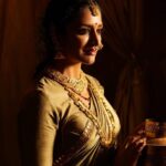 Vimala Raman Instagram - ✨The brighter the light the deeper the shadow ✨- Jay kristoff Big shout out to my amazing team ❤️🙏🏻 #stylist @aayeshaa.mariam #makeupartist @narasimhamakeupartist #hairstylist @raghavacharyramoju #photographer #venkataramana . . . #rudrangi #meerabhai #movie #cinema #telugu #mew #latest #look #royalty #royal #indian #traditional #styling #queen #love #picoftheday #actor #actress #vimalaraman