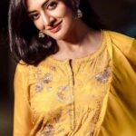 Vimala Raman Instagram - You had me at Yellow !! 💛🌼💛 . . . #new #latest #spin #reels #reelsindia #reelitfeelit #instareels #yellow #love #favorite #rudrangi #asvins #tamil #telugu #alaipayuthey #indianwear #salwar #actor #actress #vimalaraman