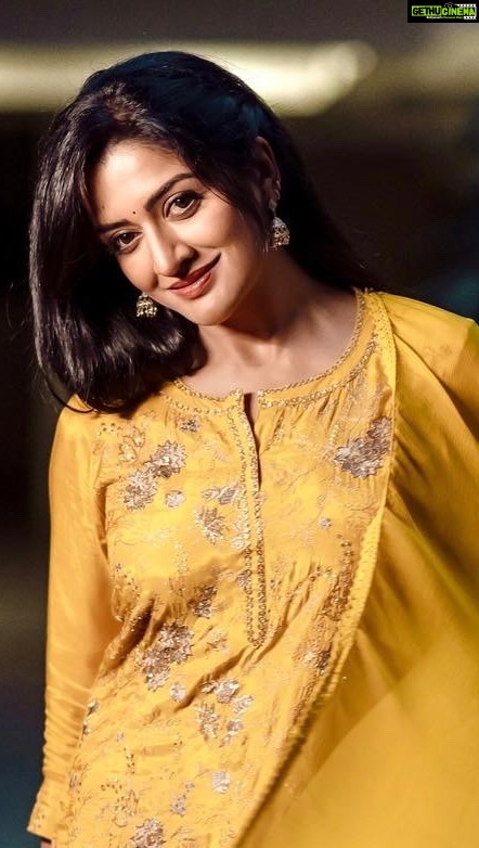 Vimala Raman Instagram - You had me at Yellow !! 💛🌼💛 . . . #new #latest #spin #reels #reelsindia #reelitfeelit #instareels #yellow #love #favorite #rudrangi #asvins #tamil #telugu #alaipayuthey #indianwear #salwar #actor #actress #vimalaraman