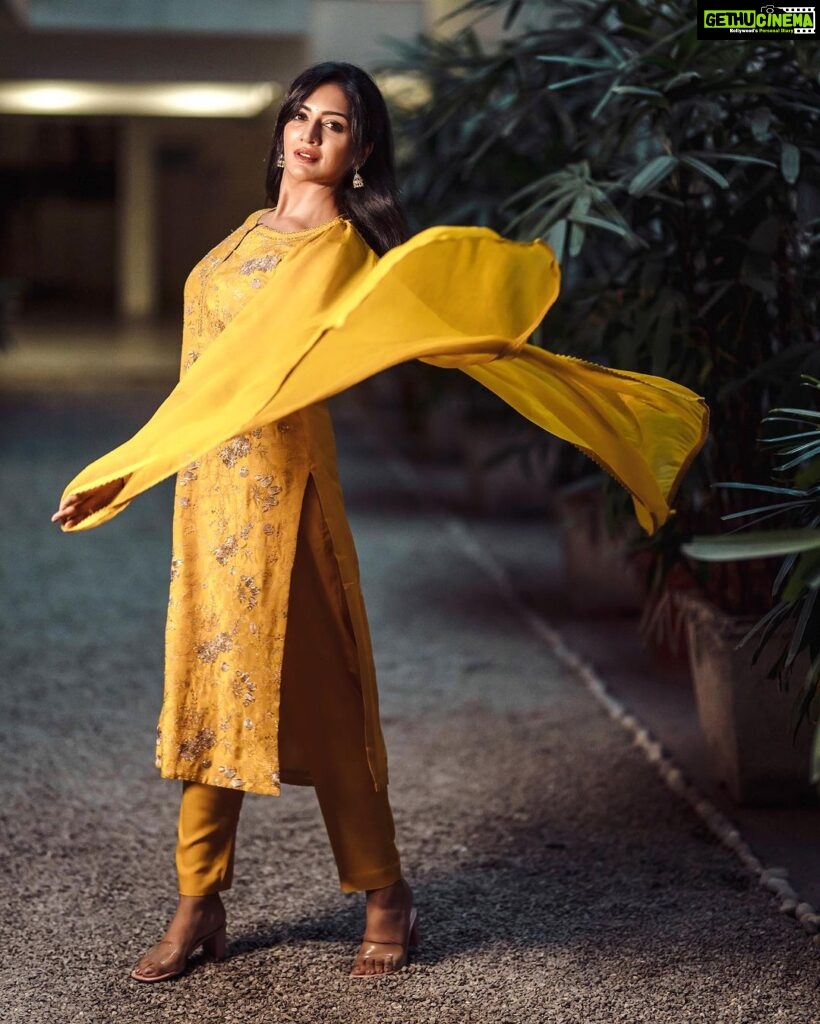 Vimala Raman Instagram - Soul full of happiness 🌻💛 #photographer @rohitnagsai 🫶🏽😘 . . . . #rudrangi #promotions #backtoback #rudrangiincinemas #movie #latest #love #happiness #release #telugu #hyderabad #yellow #colorful #colourful #actor #actress #actorslife #vimalaraman