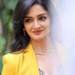 Vimala Raman Instagram – 🌻 Live life in warm yellows 🌻💛✨
.
.
.
#backtoback #release #work #lovemyjob #movies #cinema #asvins #asvinspressmeet #tamil #telugu #hyderabad #yellow #myfavorite #style #fashion #picoftheday #actor #actorslife #actress #vimalaraman