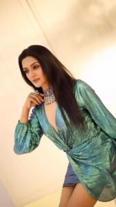 Vimala Raman Instagram - A shoot isn’t a shoot without a #bts 🧜🏼‍♀️💙🥳 Shot by the brilliant @vignesh_saarangam ❤️🫶🏽😘 #photographer @prachuprashanth @prachuprashanth_team #makeupartist @makeupibrahim #hairstylist @hairstylists_vijayaraghavan @yasinhairstylist #styling #thoorigaikabilan #accessories @new_ideas_fashions . . . #latest #new #btsedits #btsreels #instareels #reelitfeelit #reelsinstagram #fashion #style #mermaid #green #blue #chennai #fashionphotography #love #photography #tamilcinema #telugucinemas #actor #actress #vr #vimalaraman #lifeisbeautiful