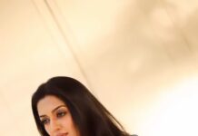 Vimala Raman Instagram - A shoot isn’t a shoot without a #bts 🧜🏼‍♀️💙🥳 Shot by the brilliant @vignesh_saarangam ❤️🫶🏽😘 #photographer @prachuprashanth @prachuprashanth_team #makeupartist @makeupibrahim #hairstylist @hairstylists_vijayaraghavan @yasinhairstylist #styling #thoorigaikabilan #accessories @new_ideas_fashions . . . #latest #new #btsedits #btsreels #instareels #reelitfeelit #reelsinstagram #fashion #style #mermaid #green #blue #chennai #fashionphotography #love #photography #tamilcinema #telugucinemas #actor #actress #vr #vimalaraman #lifeisbeautiful