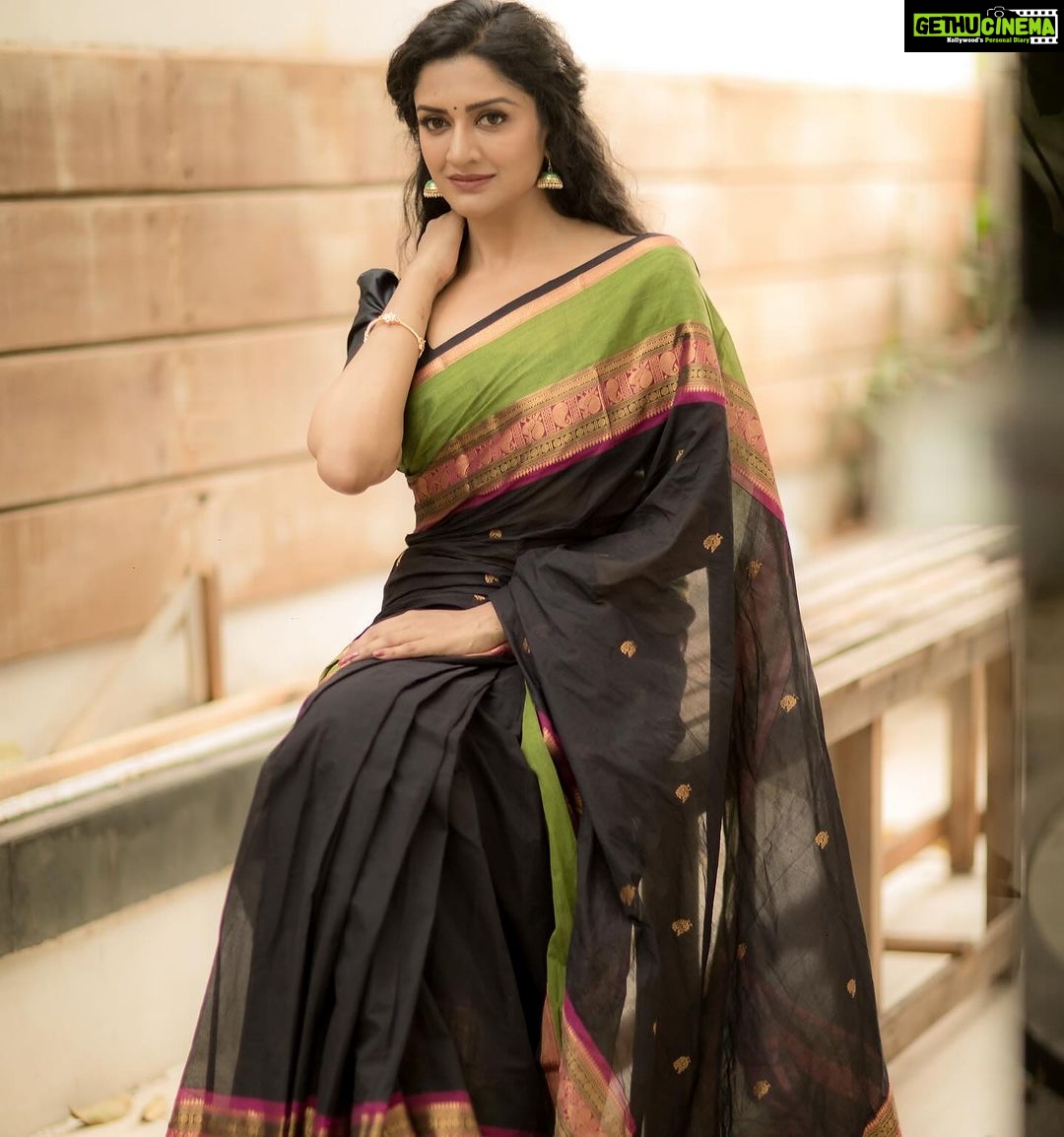Vimala Raman Instagram - Not without my coffee βοΈπ Only by my favs β€οΈπ€π #photographer @camerasenthil #makeup @makeupibrahim #hairstylist @hairstylists_vijayaraghavan @yasinhairstylist #styling @ivalinmabia #organisation @rrajeshananda . . . #post #shoot #photoshoot #traditional #sareeshoot #saree #black #sareelove #fashion #style #love #new #latest #chennai #coffee #caffeine #coffeelover #actor #actress #vimalaraman