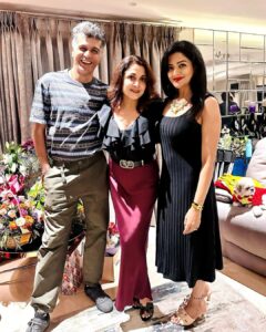 Vimala Raman Instagram - #happybirthday celebrations for my fav gorgeous @meramyakrishnan 😍😘🎂🥳❤️ love you and stay crazy blessed my darling 😘😘
.
.
.
#aboutlastnight #hbd #celebration #party #tradition #friendslikefamily #love #fun #blessed #ramyakrishnan #vinayrai #actor #actors #actress #vimalaraman